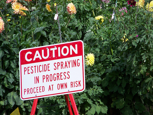 panneau attention pesticide